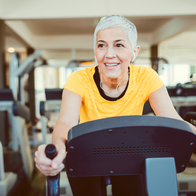 Frau am Crosstrainer